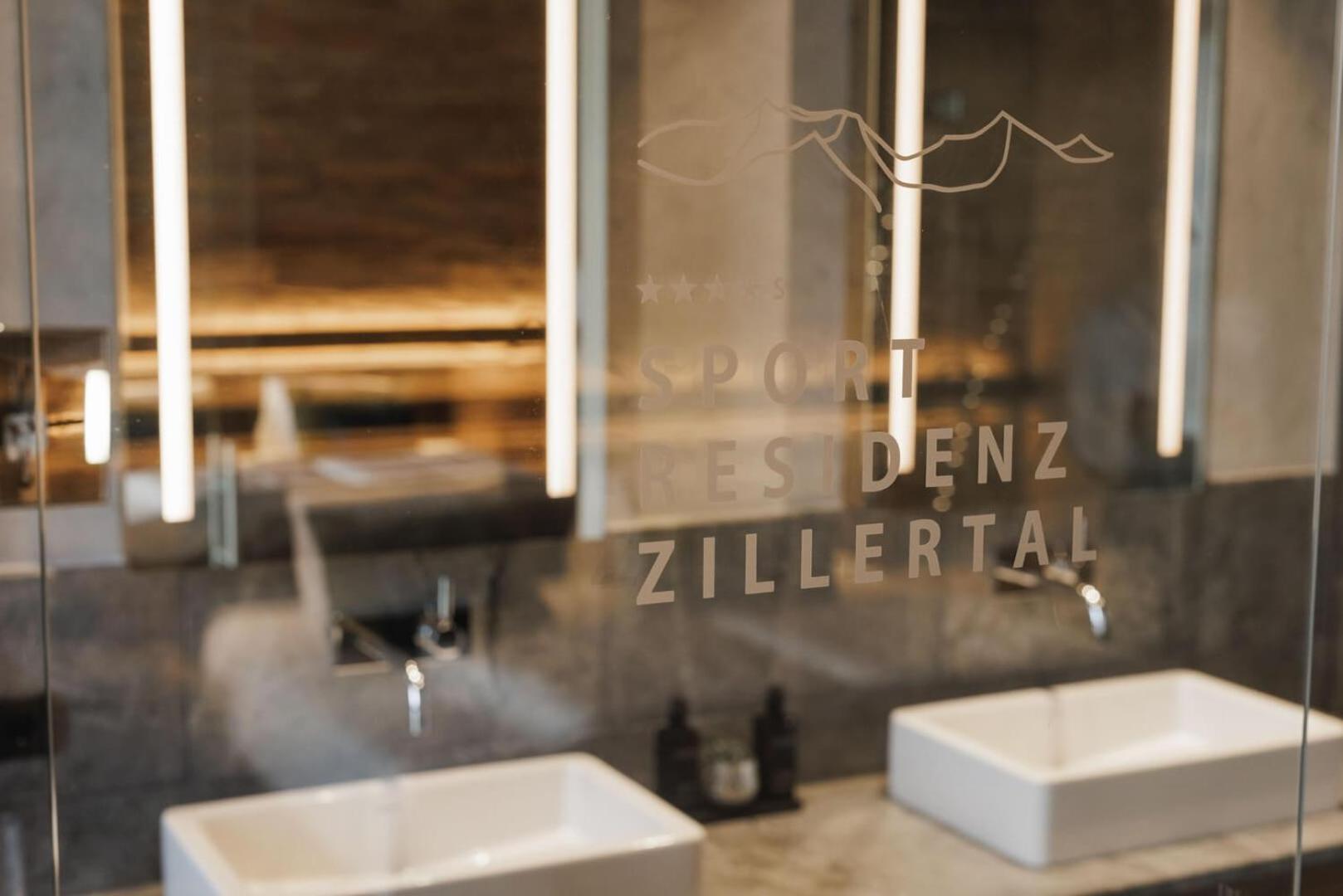Sportresidenz Zillertal Hotel อูแดร์นส์ ภายนอก รูปภาพ
